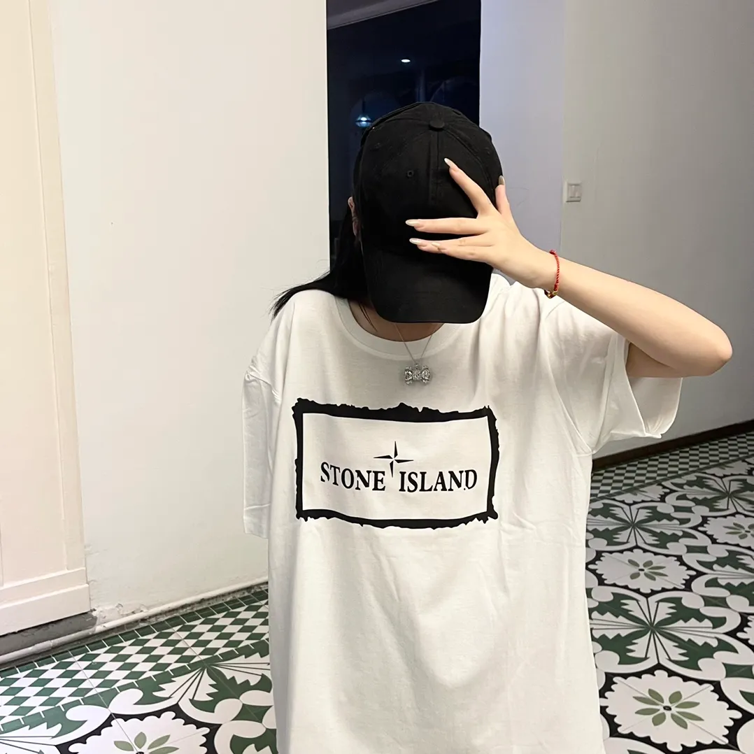 W612#P110💰 [Stone lsland/Stone Island summer new front and back printed short-sleeved T-shirt] ⚠️[Original creation, high control of details] Made of 260 grams of combed cotton, 32-count double yarn - Simple basic versatile style, original quality, the first choice for couples. - Made in a large factory, four needles and five threads on the shoulder, neat alignment, high quality workmanship. - Same style for men and women, very versatile, one piece for each hand, details are clearly visible. Color: black White Size: M L